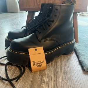 doc martens size 7 womens worn 2x!! 101 smooth leather platform